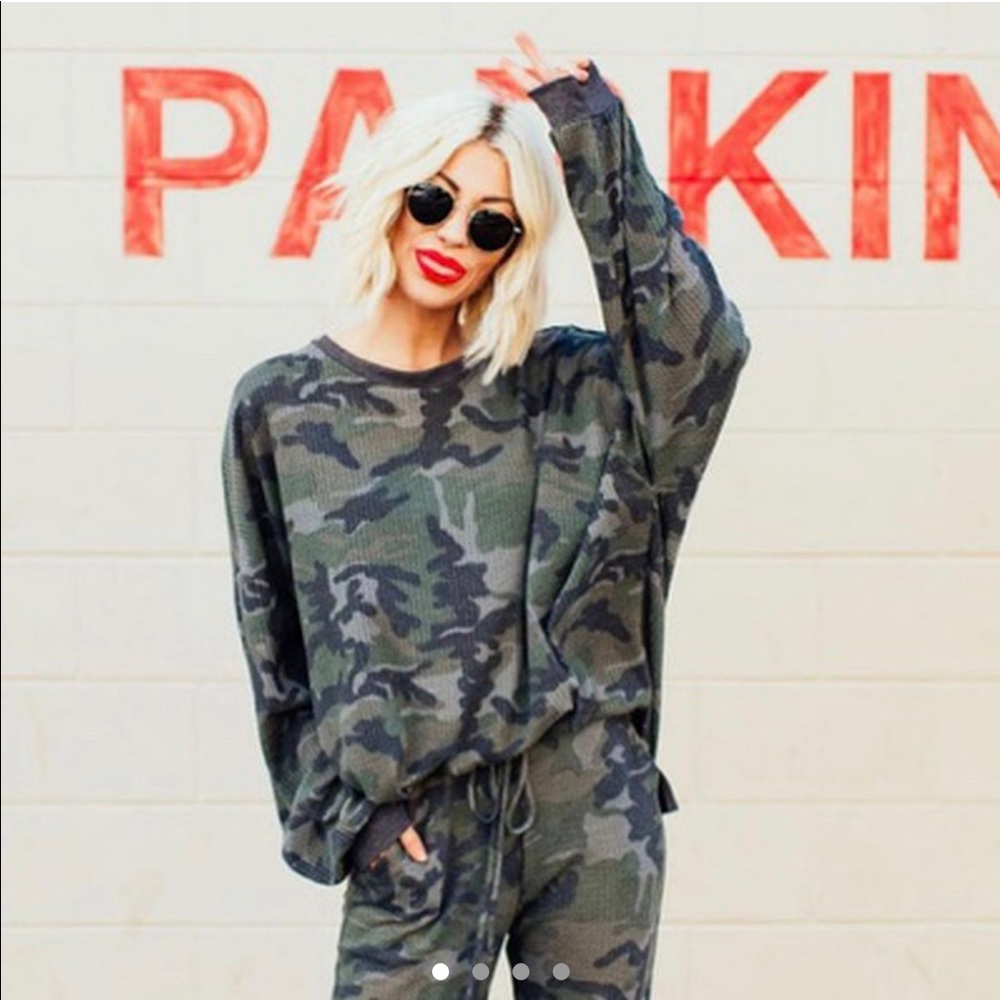 Dressed in LALA camo pullover L / XL